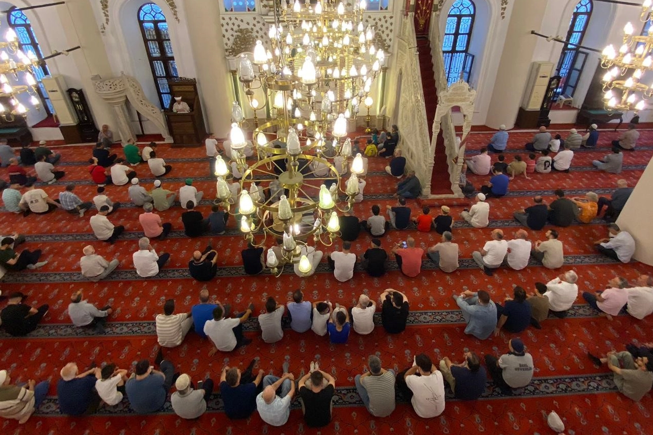 İzmir'de bayram heyecanı: Vatandaşlar namaz için camilere akın etti haberinin görseli