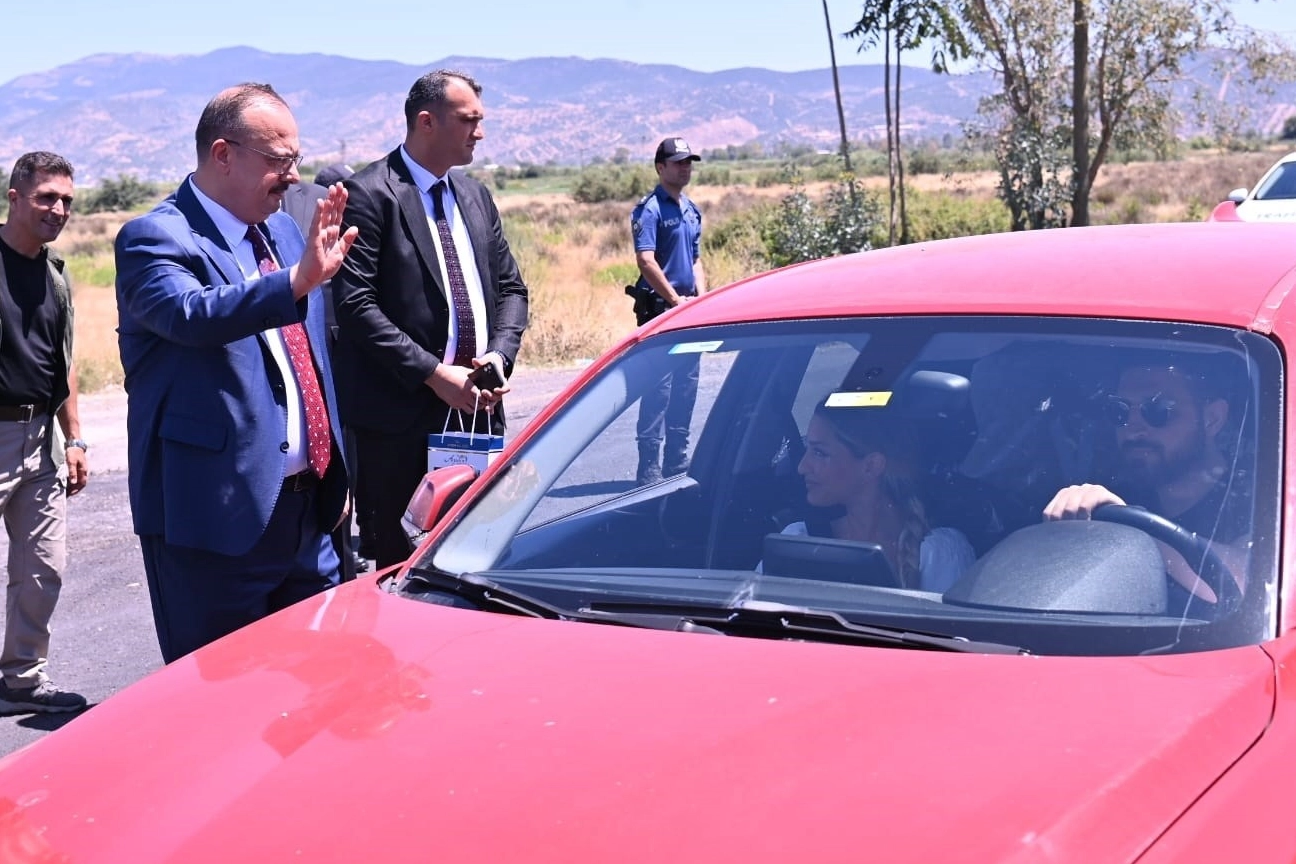 Vali Canbolat uygulama noktasında sürücülerle bayramlaştı haberinin görseli