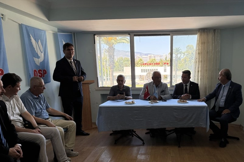 DSP Genel Başkanı Aksakal, İzmir'de partililerle bayramlaştı haberinin görseli