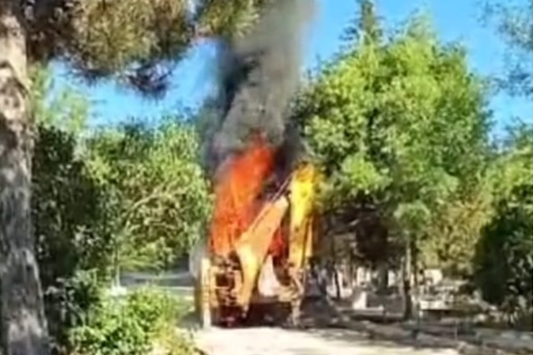 Afyonkarahisar’da mezarlıkta yangın! haberinin görseli
