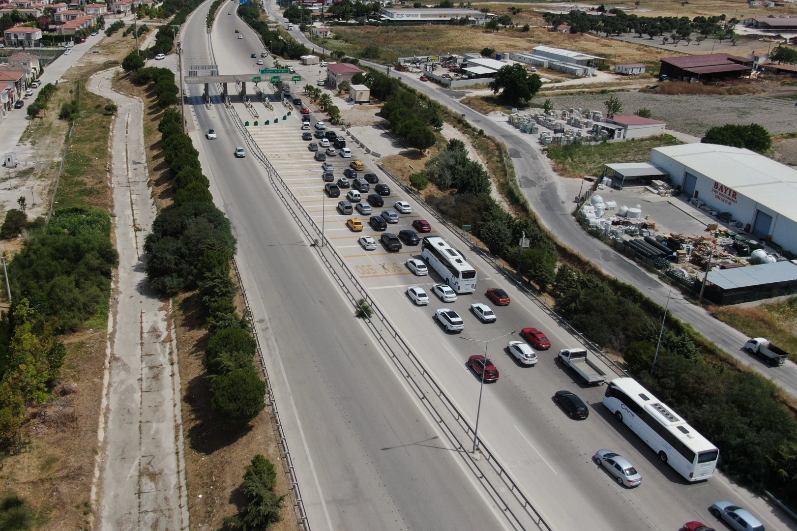 Alaçatı gişelerinde yüzlerce metrelik kuyruk