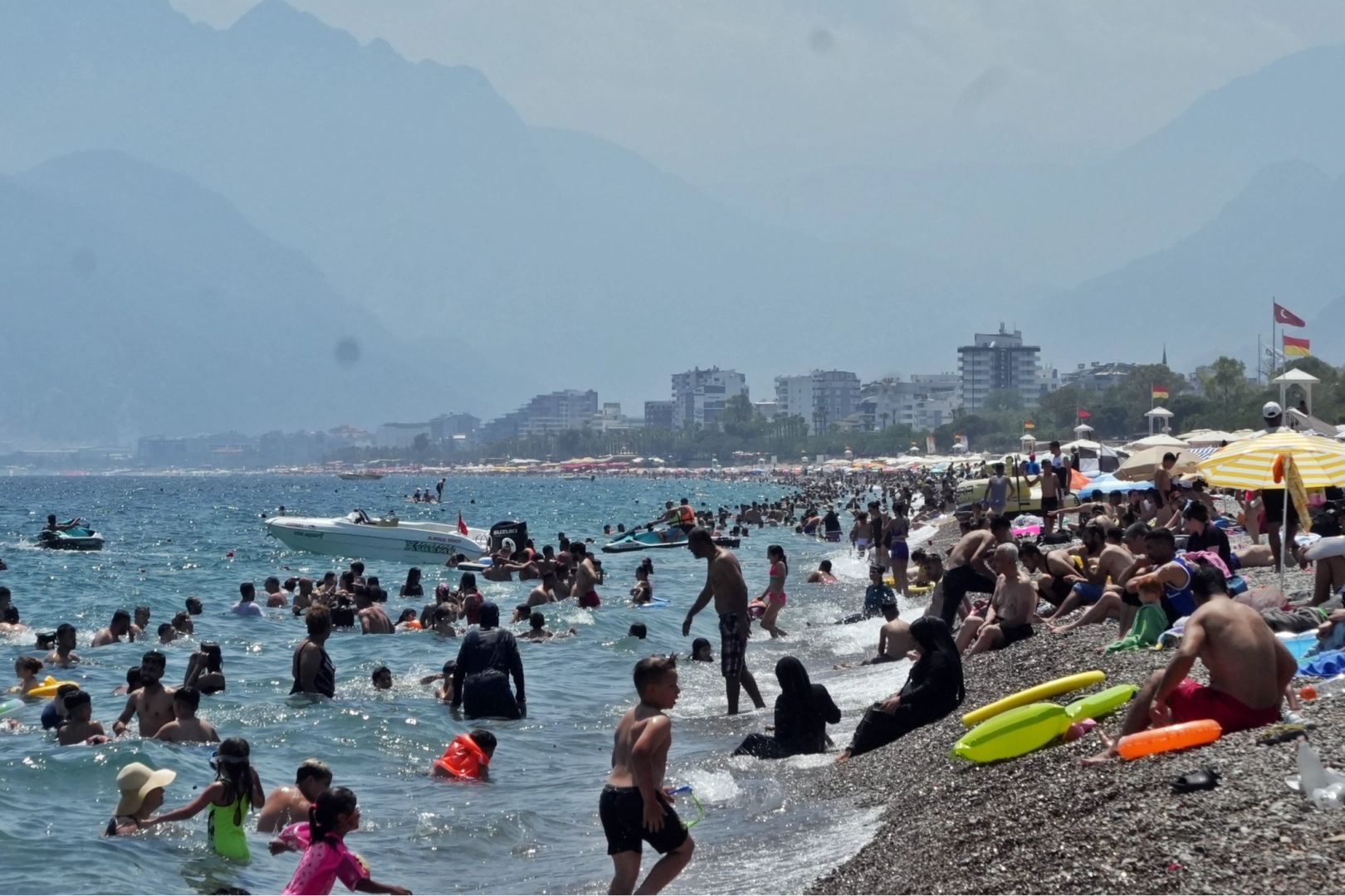 Antalya sahillerinde bayram yoğunluğu haberinin görseli