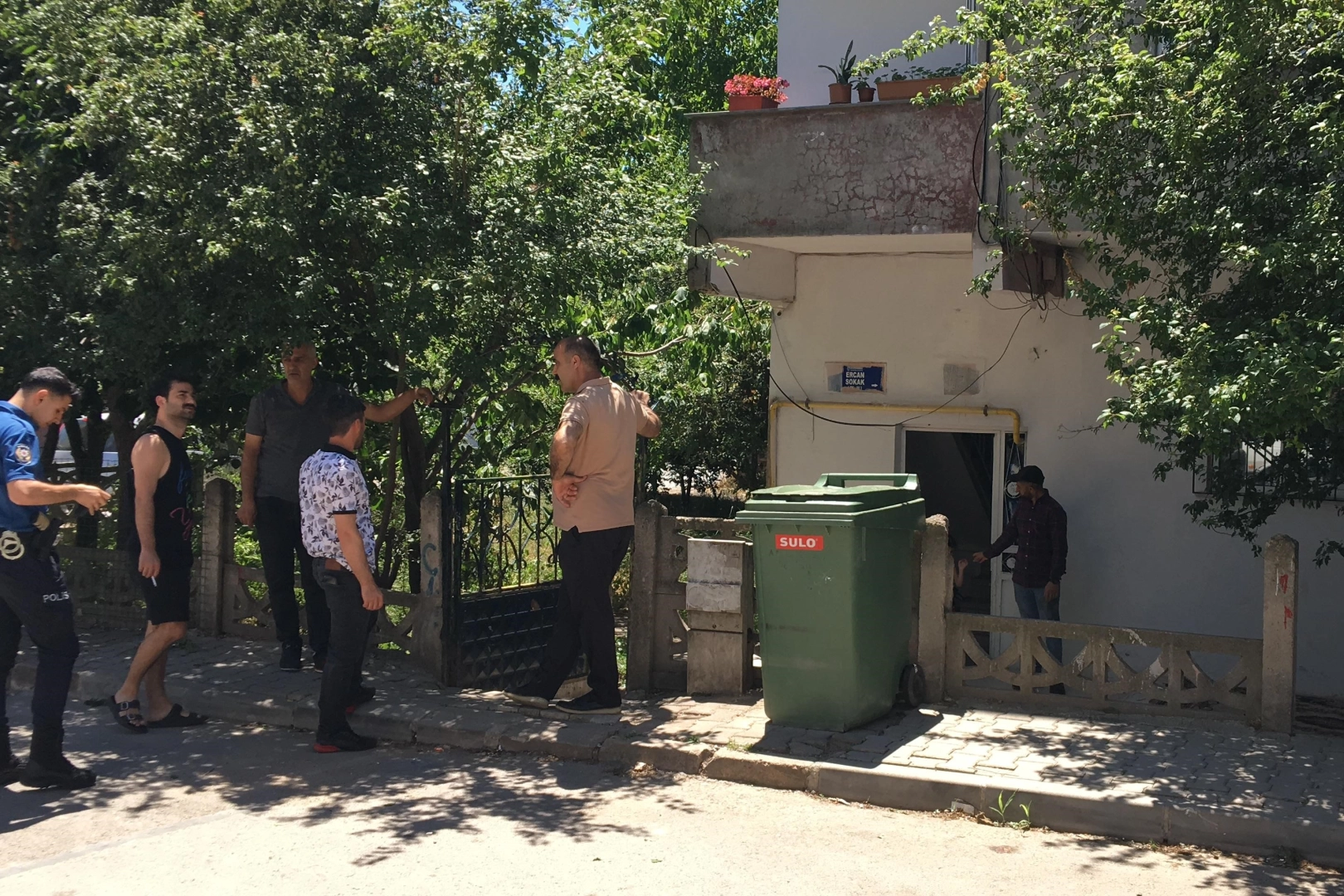 Çocuklara bayram dehşeti: Anneleri kör kurşunun isabeti oldu haberinin görseli