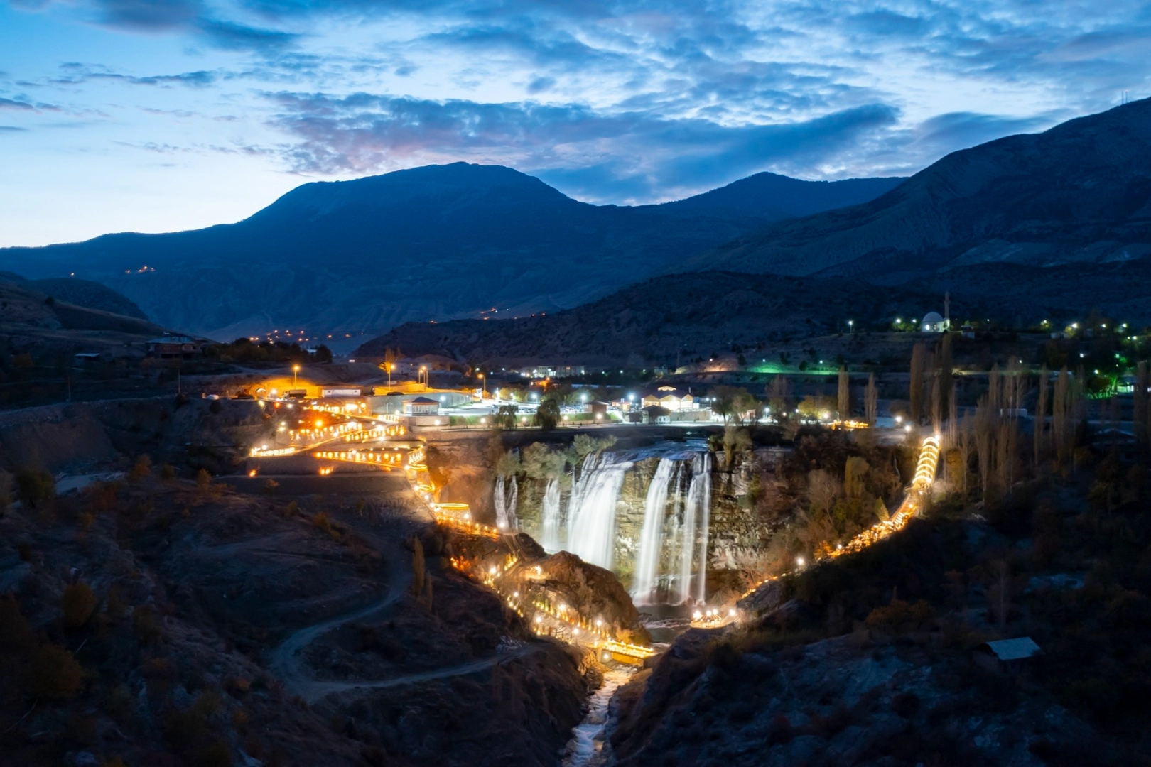 Erzurum Tortum Şelalesi coştu haberinin görseli