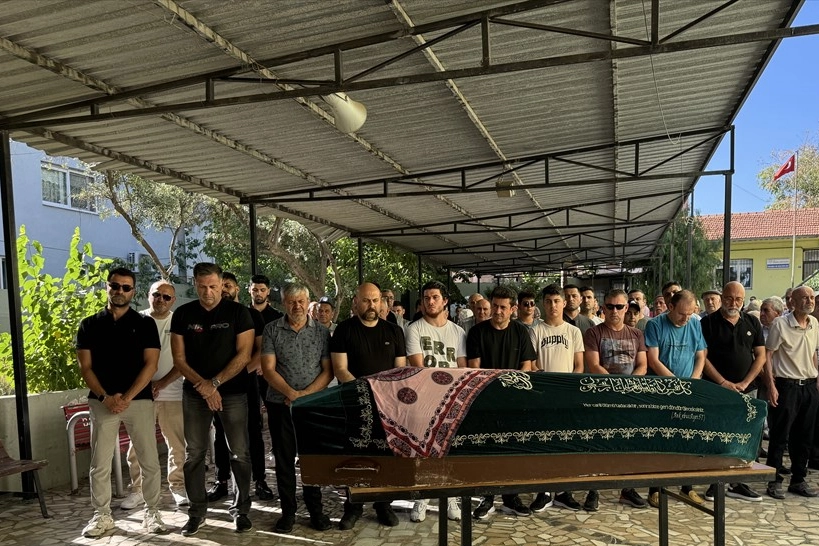 İzmir'de eski sevgilisi tarafından  katledilen 15 yaşındaki Hacer son yolculuğuna uğurlandı haberinin görseli