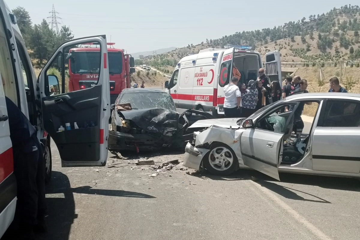 Kahramanmaraş'ta kaza! Otomobiller çarpıştı: 5 yaralı haberinin görseli