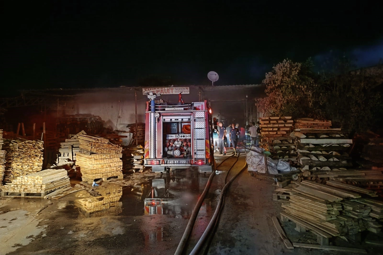 Manisa’da alevler geceyi aydınlattı: Bayram günü palet fabrikasında yangın çıktı haberinin görseli