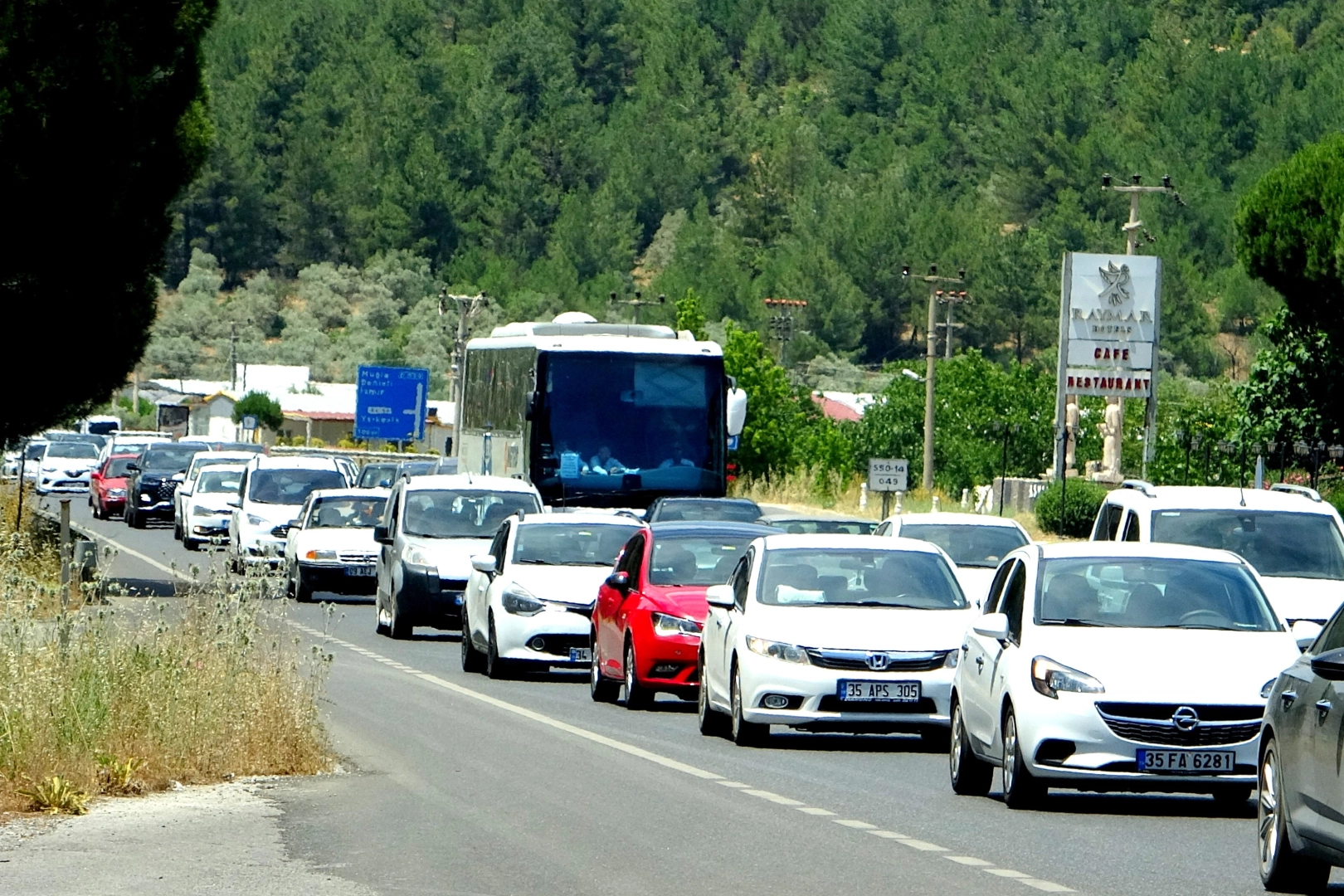 Muğla'ya 3 günde 140 bin araç giriş yaptı haberinin görseli