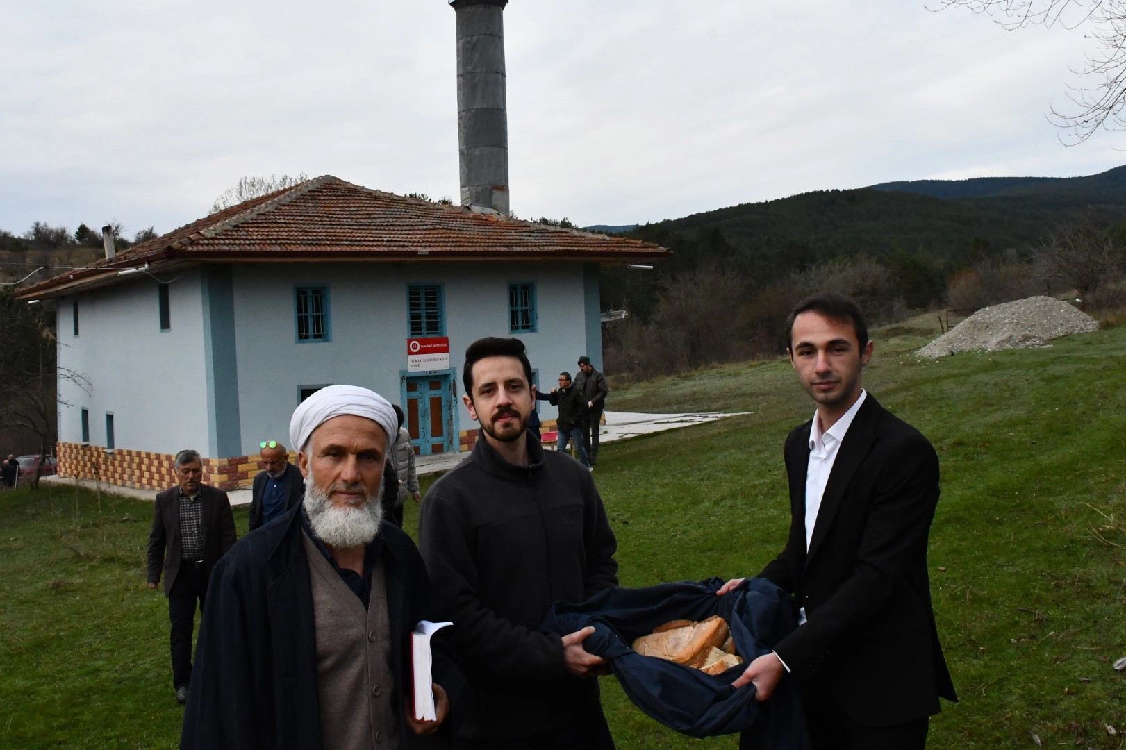 Camide buluşan köylülerden geleneksel bayramlaşma töreni haberinin görseli
