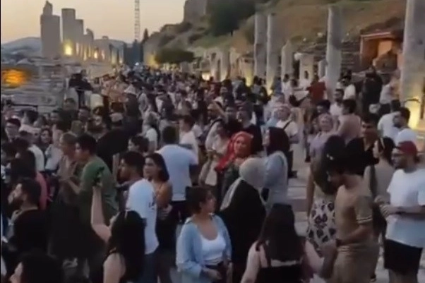 Efes Antik Kenti'nde vatandaştan organizasyon protestosu haberinin görseli
