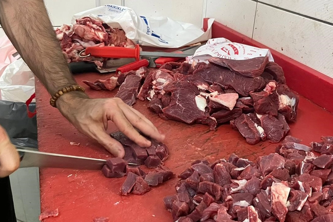 Herkes bayramda, kasaplar iş başında haberinin görseli