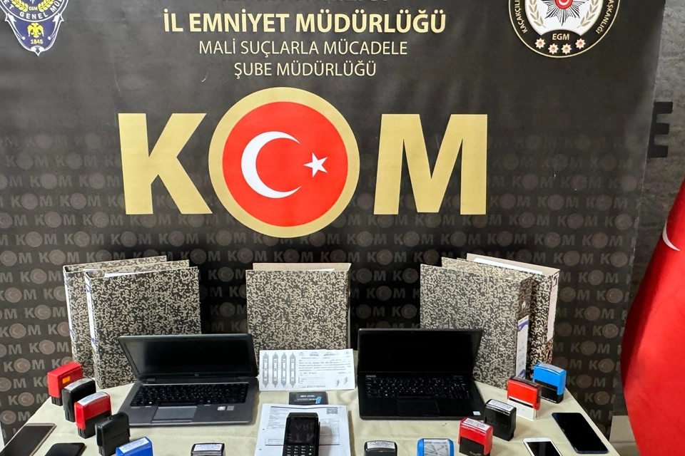 İzmir haber: Sahte faturayla vergi kaçakçılığı yaptıkları öne sürülen 3 kişi yakalandı haberinin görseli