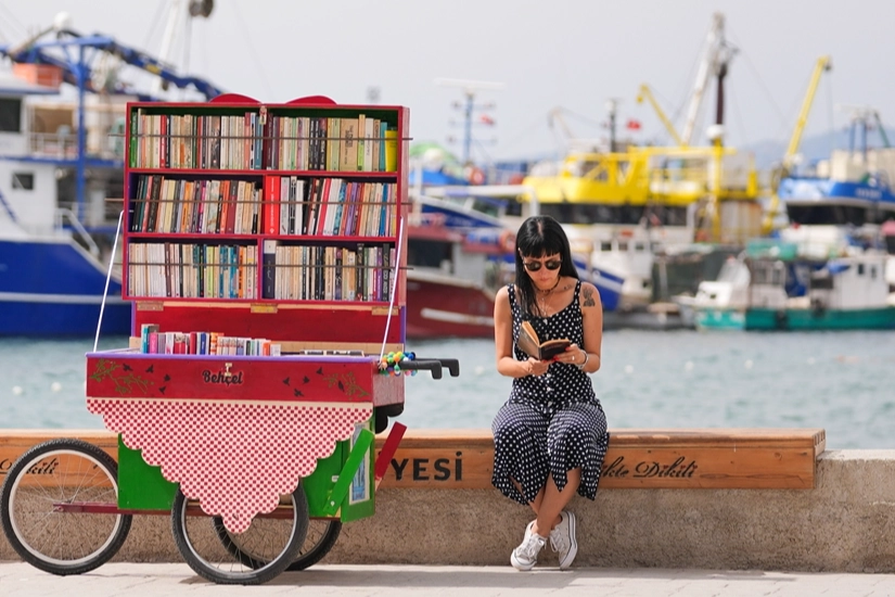 İzmir sokaklarının seyyar kitapçısı