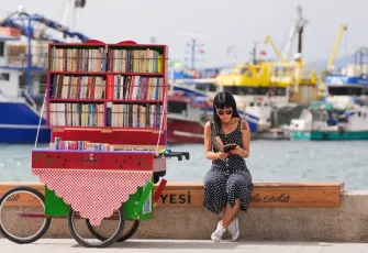 İzmir sokaklarının seyyar kitapçısı galerisinin önkapak görseli