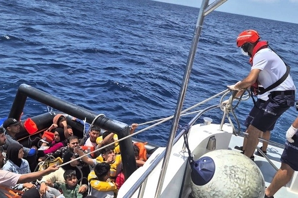 Kuşadası'nda 26 düzensiz göçmen kurtarıldı haberinin görseli