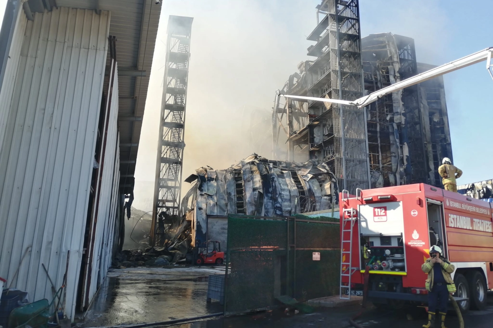 Tuzla’daki fabrika yangını 6 saatte söndürüldü haberinin görseli