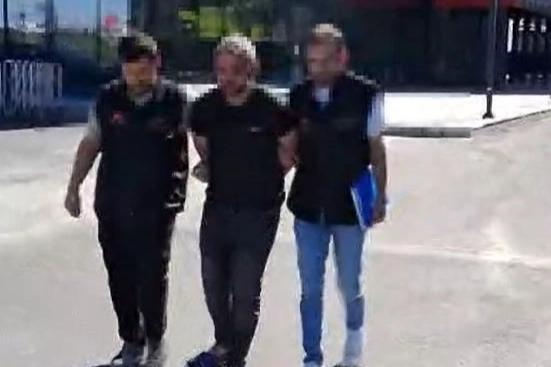 Çocuklarını camdan sarkıtan şahıs tutuklandı! haberinin görseli