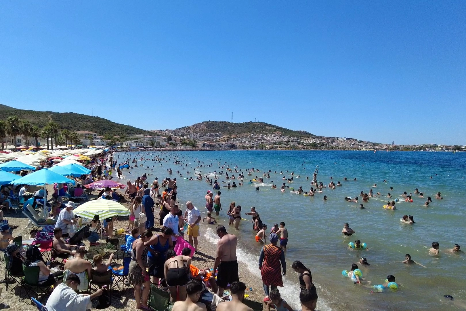 Foça plajları bayramdan nasibini aldı: İğne atsan yere düşmez!