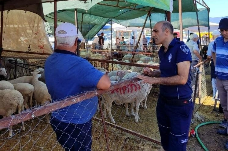 İzmir Büyükşehir'in zabıta ekipleri bayramda denetimlerini sürdürdü haberinin görseli