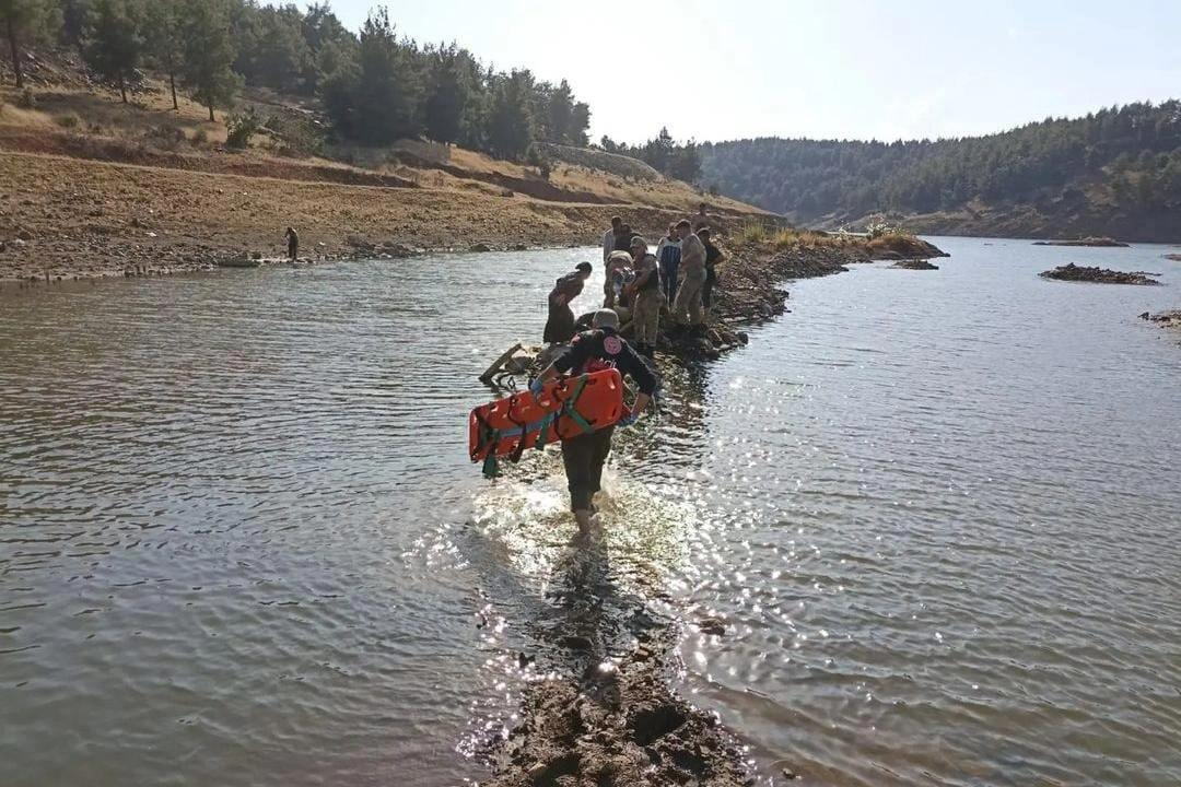 Serinlemek için girdiği gölet sonu oldu haberinin görseli