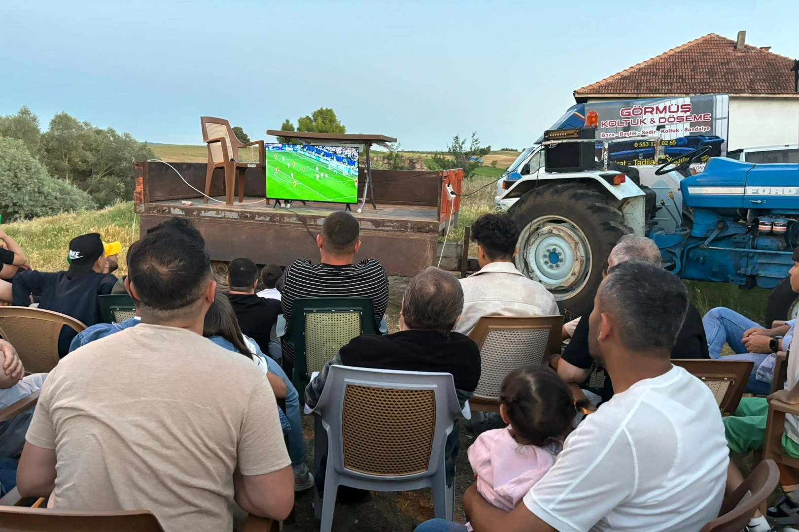 Yozgat’ta milli maçı traktör üzerine kurdukları televizyondan izlediler