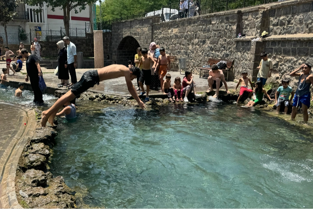 Diyarbakır'da sıcaktan bunalan vatandaş soluğu serin sularda alıyor