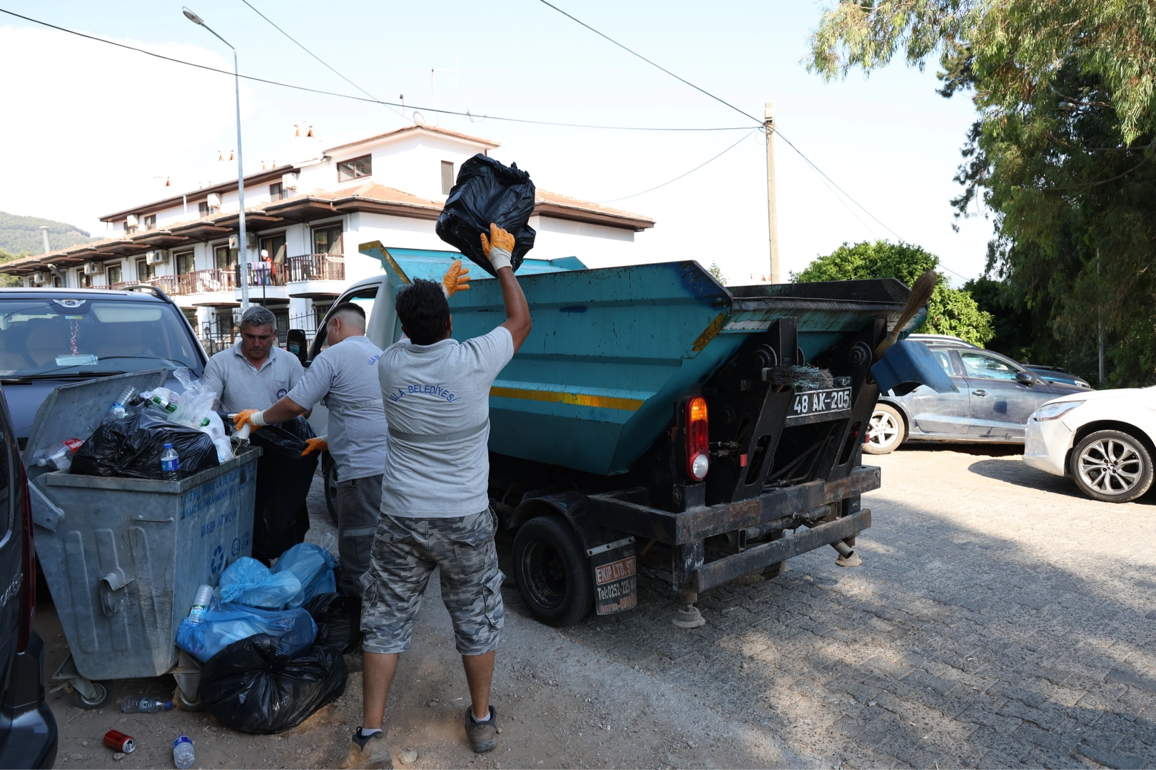 Sakin kent turist akınına uğradı: 4 günde 200 ton çöp toplandı