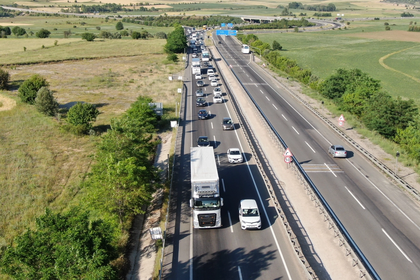 21 ilin geçiş noktasında bayram dönüşü yoğunluğu yaşanıyor haberinin görseli