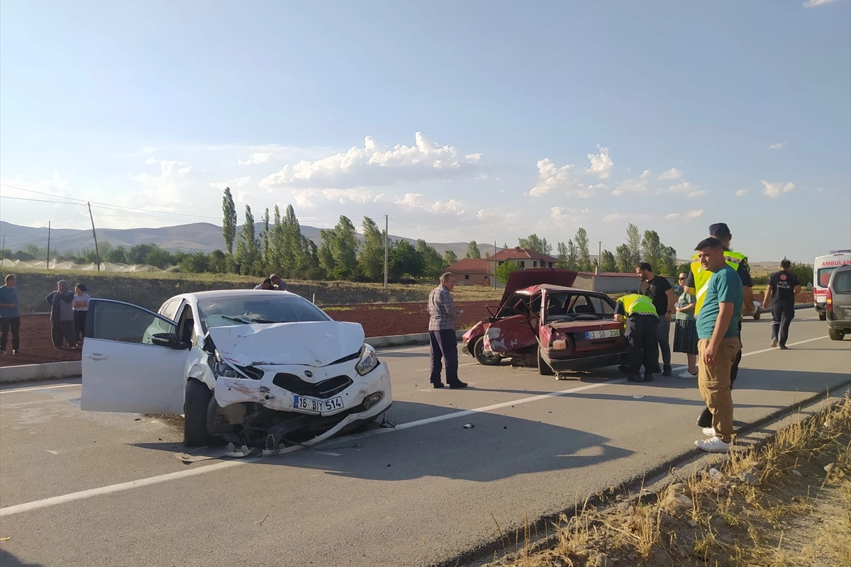 Afyonkarahisar'da kaza: İki otomobil çarpıştı haberinin görseli