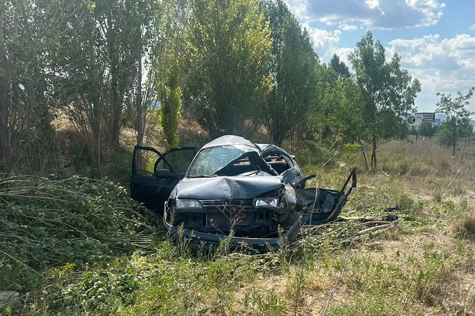 Afyonkarahisar'da otomobil şarampole devrildi: Yaralılar var haberinin görseli