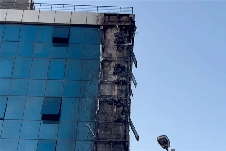 İstanbul'da iş merkezinde yangın: Ekiplerce kontrol altına alındı haberinin görseli