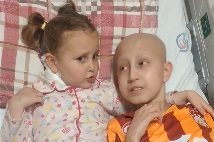 Küçük kardeşinden alınan kemik iliğiyle hayata tutundu: Lösemi hastası çocuğun iyileşme hikayesi haberinin görseli