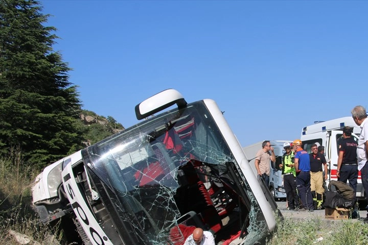 Kütahya'da yolcu otobüsünün şarampole devrilmesi sonucu 5 kişi yaralandı haberinin görseli