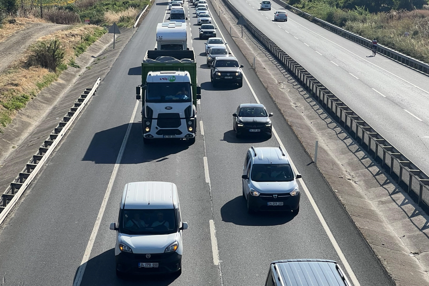 Tatilcilerin dönüşü başladı: Tekirdağ-İstanbul karayolunda trafik yoğunluğu sürüyor haberinin görseli