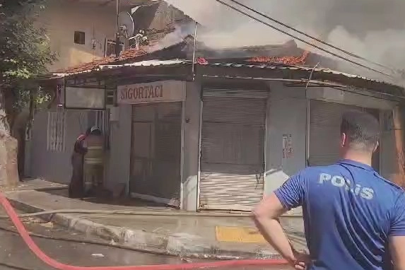 İzmir'de yangın: Bina cayır cayır yandı