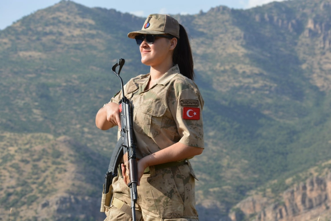 Halkın huzuru için yıllardır eli tetikte nöbet tutuyor haberinin görseli