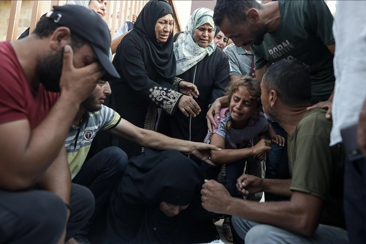 İsrail Gazze'ye gece boyunca saldırdı: Çok sayıda ölü ve yaralı var haberinin görseli