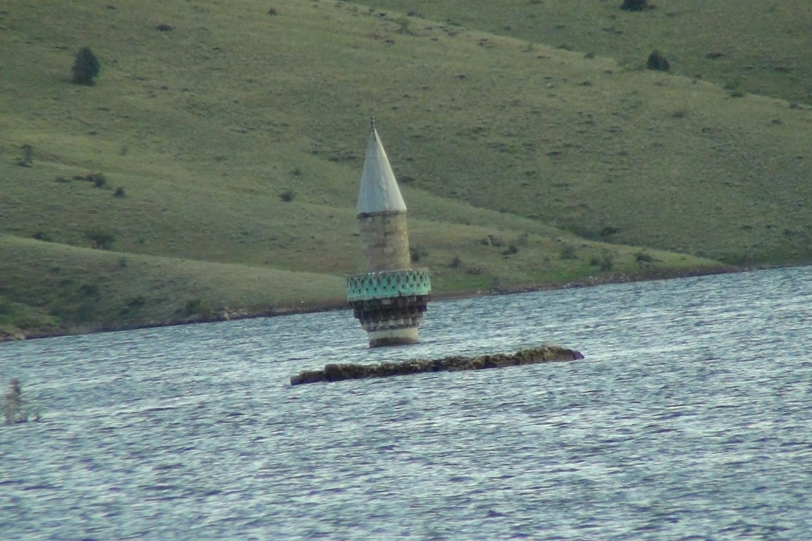 Kars'ta bu köyden geriye cami minaresi kaldı haberinin görseli