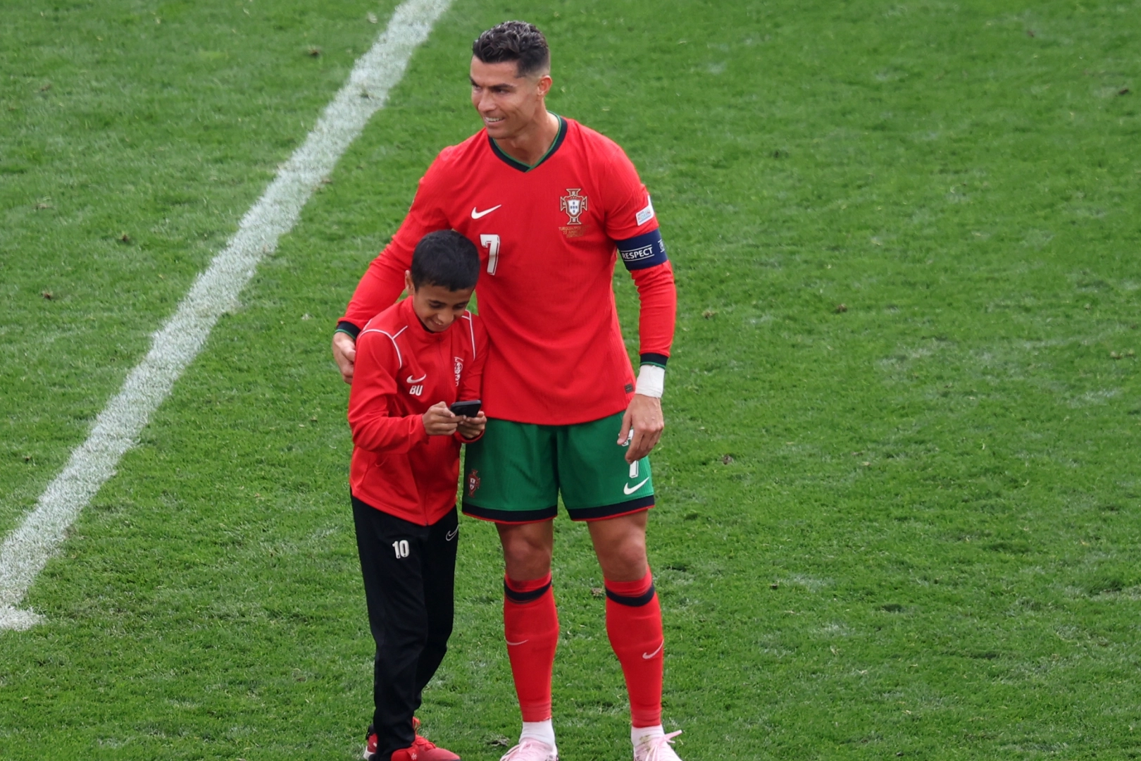 Küçük taraftar, Cristiano Ronaldo ile fotoğraf çekilmek için sahaya girdi haberinin görseli