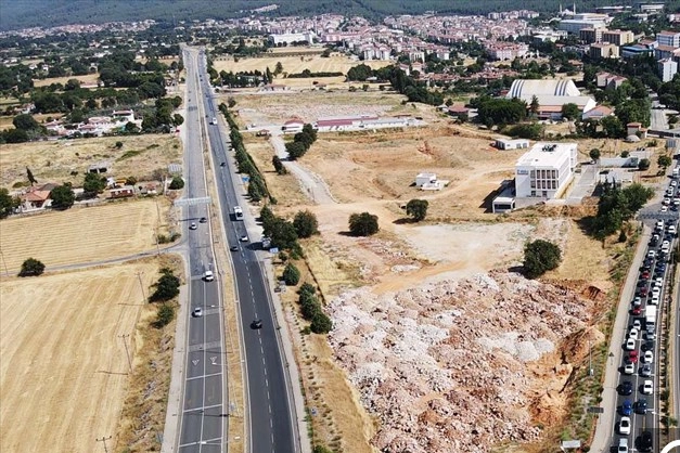 Muğla'da tatilcilerin dönüşü nedeniyle kara yollarında yoğunluk oluştu haberinin görseli