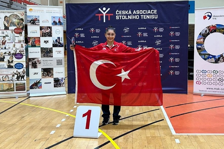 Özel sporcu Ebru Acer altın madalya ile dünyada lider