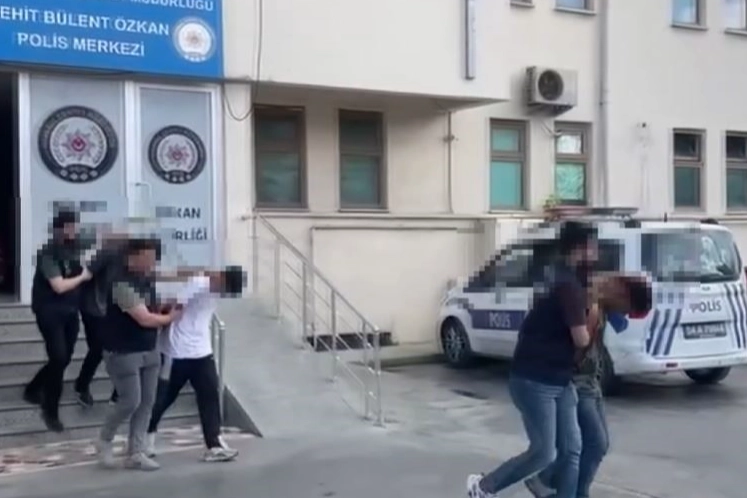 Sultangazi'de bebeği cami önüne bırakan şahıslar yakalandı haberinin görseli