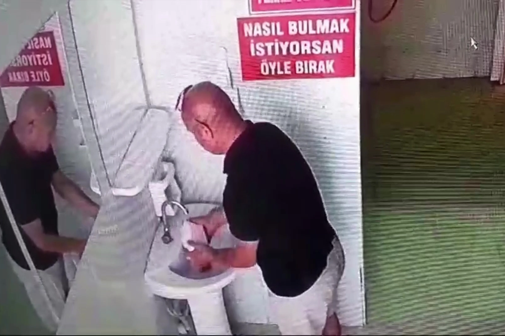 Amasya'da cami tuvaletinden sabunluk çalan şahıs son model aracına binerek uzaklaştı haberinin görseli