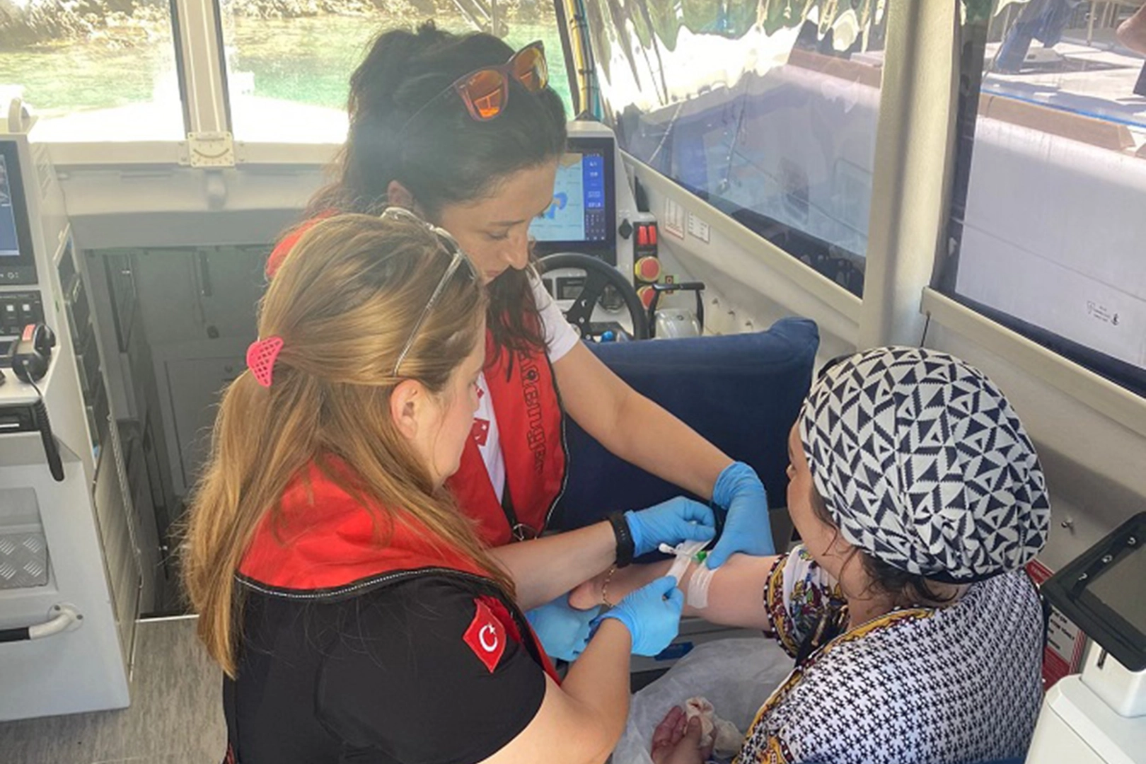 Muğla'da teknede yaralanan vatandaşlara tıbbi tahliye haberinin görseli
