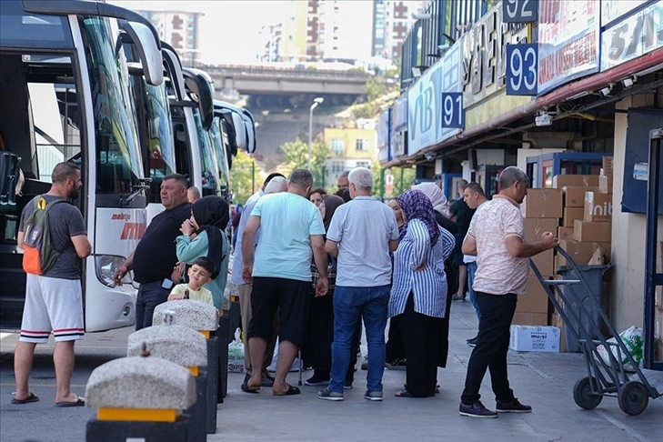 Bayram tatilinin son gününde Büyük İstanbul Otogarı'nda yoğunluk başladı