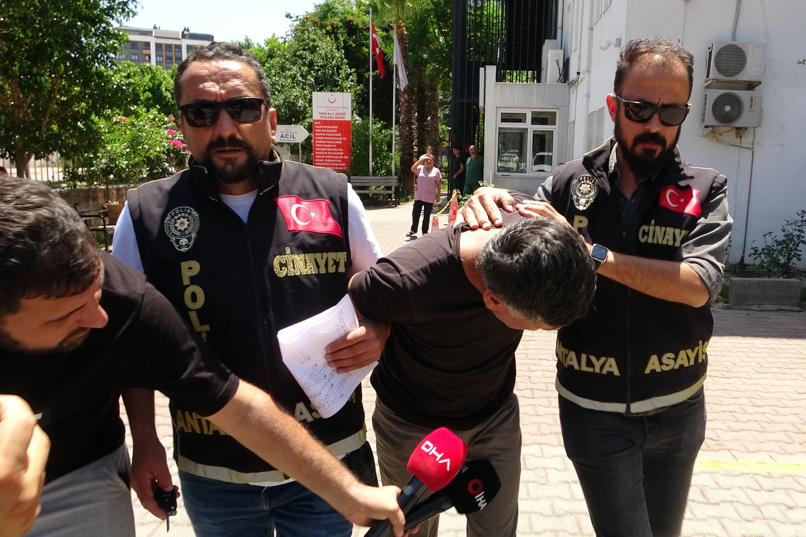 Eski eşinin boğazını kesip başında beklemişti, tutuklandı haberinin görseli