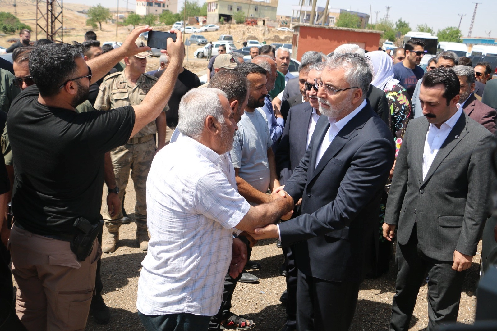 Bakan Işıkhan’dan Diyarbakır’daki yangın felaketinde ölenlerin yakınlarına taziye ziyareti haberinin görseli