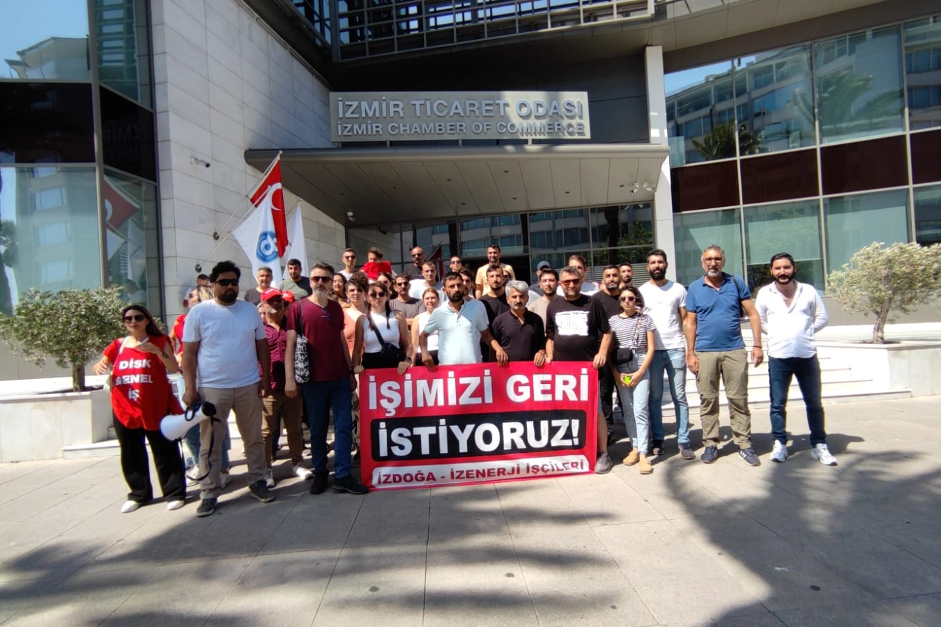 Başkan Cemil Tugay, katıldığı meclis toplantısı öncesi protesto edildi