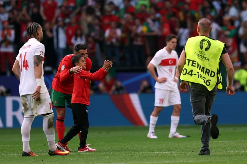 Ronaldo için sahaya atlamıştı: Fotoğraf çektiren çocuğun kim olduğu ortaya çıktı haberinin görseli