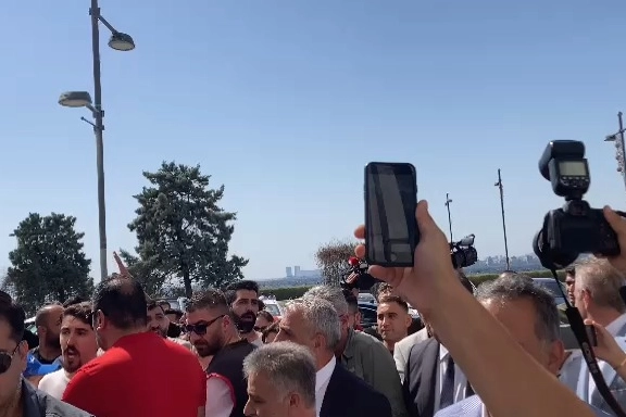 Başkan Tugay'a toplantı öncesi protesto şoku!